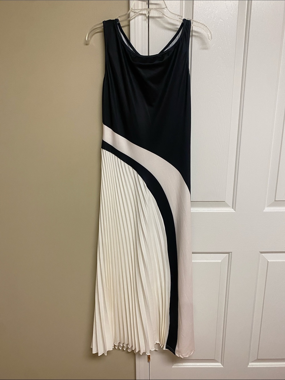 Elegant Sleeveless Black and White Pleated Maxi Dress